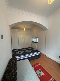 Studio to rent, Wood Lane, Isleworth TW7