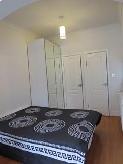 Studio to rent, Wood Lane, Isleworth TW7