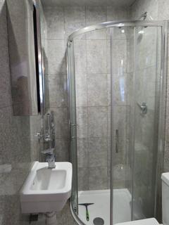 Studio to rent, Wood Lane, Isleworth TW7