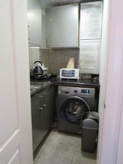Studio to rent, Wood Lane, Isleworth TW7