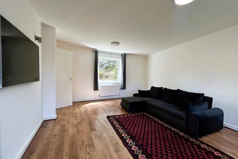 3 bedroom terraced house to rent, Glazier Drive, Neath Hill