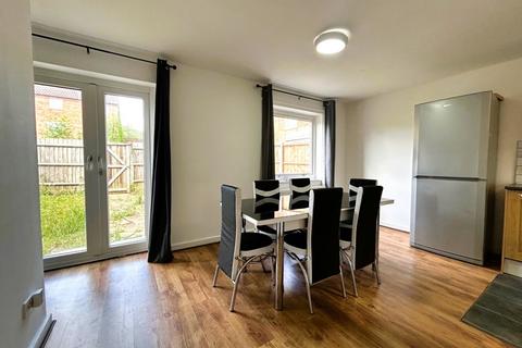 3 bedroom terraced house to rent, Glazier Drive, Neath Hill