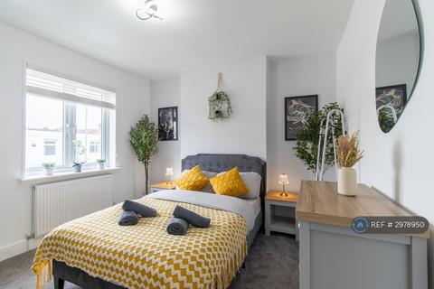 3 bedroom detached house to rent, Eastney Road, Southsea, PO4