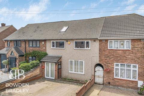 Tring Gardens, Romford, RM3