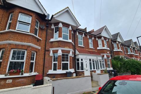 Studio to rent, Avonwick Road, Hounslow, TW3