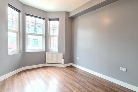 Studio to rent, Avonwick Road, Hounslow, TW3