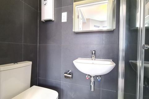 Studio to rent, Avonwick Road, Hounslow, TW3