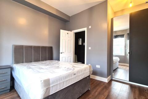 Studio to rent, Avonwick Road, Hounslow, TW3