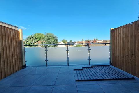 2 bedroom flat to rent, Serbin Close, London