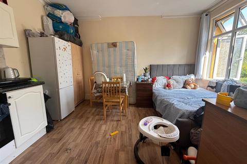 Studio to rent, Kelvin Avenue, London