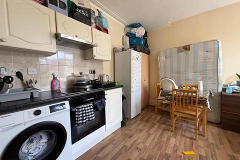 Studio to rent, Kelvin Avenue, London