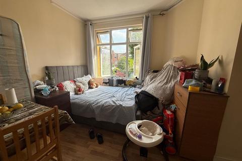 Studio to rent, Kelvin Avenue, London