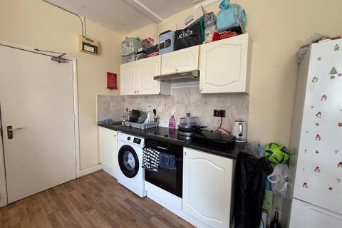 Studio to rent, Kelvin Avenue, London