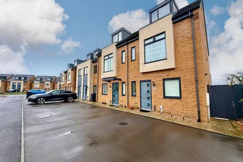 4 bedroom semi-detached house to rent, New Dawn Place, Swindon, SN1 2FB