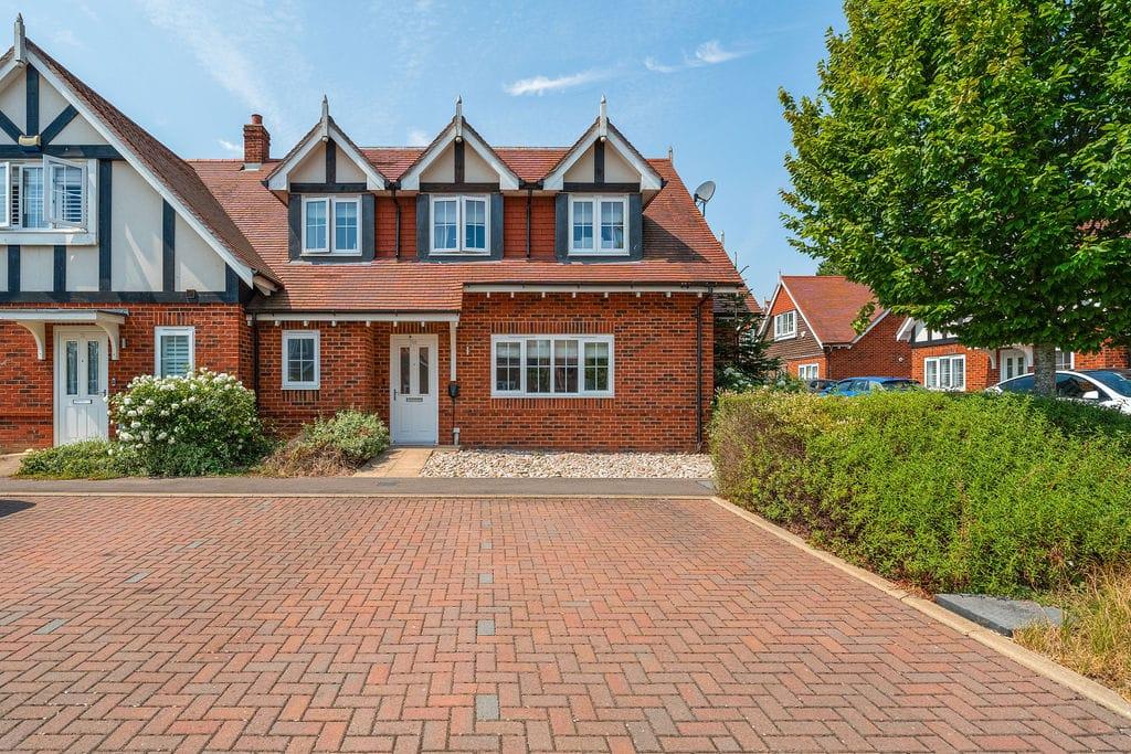 Detached house exterior, driveway