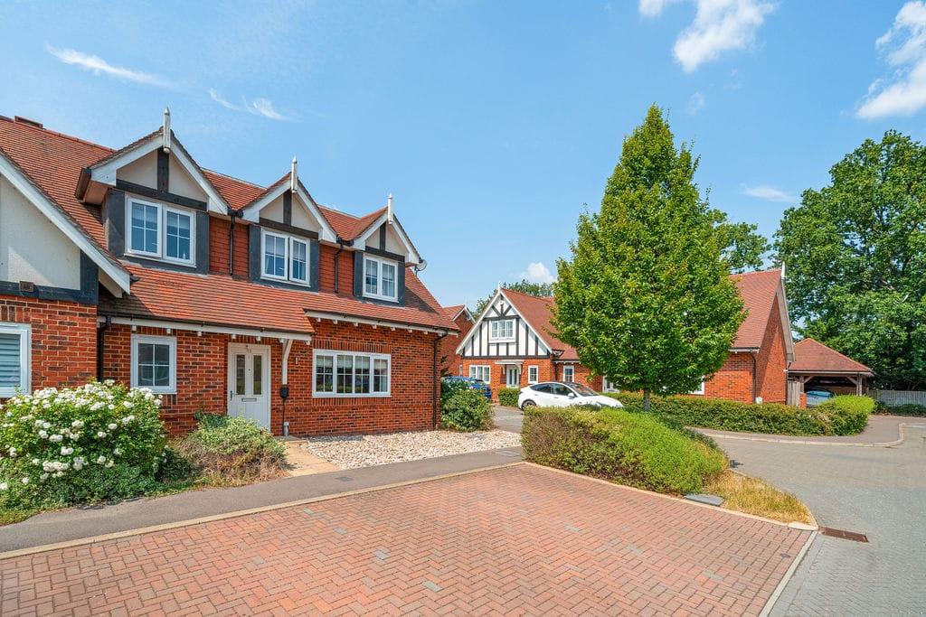Detached house exterior, driveway