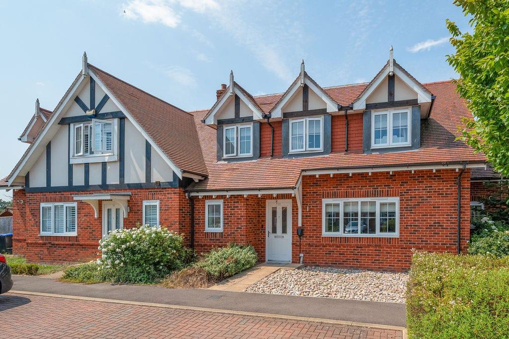 Detached house exterior, driveway