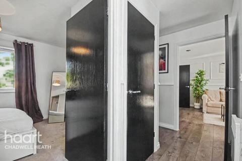 2 bedroom flat for sale, Glandford Way, Romford