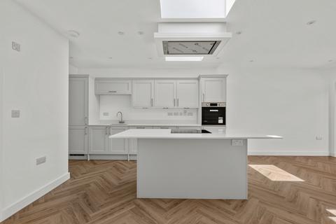 2 bedroom bungalow for sale, Gatesmead, Lovelace Gardens , Surbiton KT6