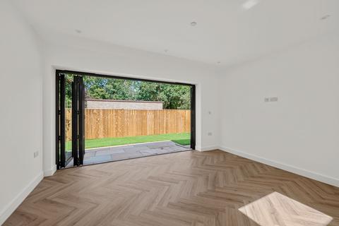 2 bedroom bungalow for sale, Gatesmead, Lovelace Gardens , Surbiton KT6