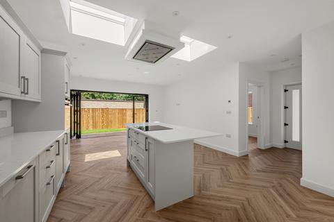 2 bedroom bungalow for sale, Gatesmead, Lovelace Gardens , Surbiton KT6