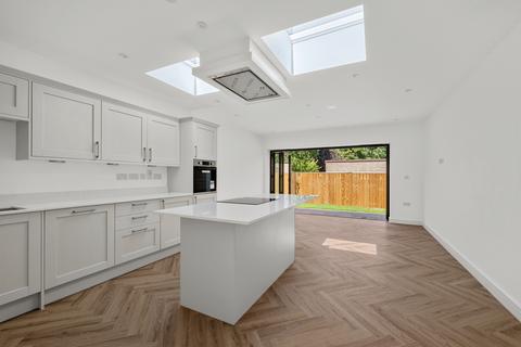 2 bedroom bungalow for sale, Gatesmead, Lovelace Gardens , Surbiton KT6