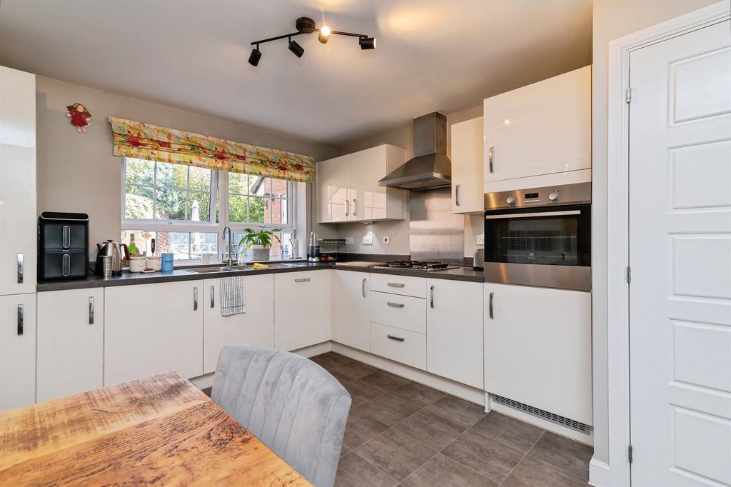 House in Nottingham, Nottinghamshire - More
