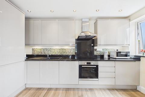 2 bedroom flat to rent, Danish Court, 3-5 St. Peters Road, Maidenhead, Berkshire, SL6