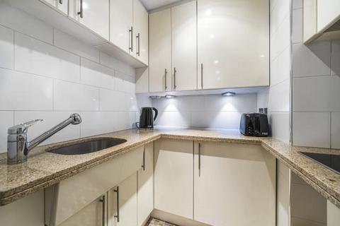Studio to rent, Lancaster Court, London, W2