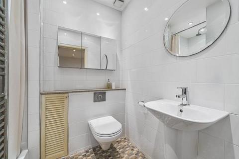 Studio to rent, Lancaster Court, London, W2