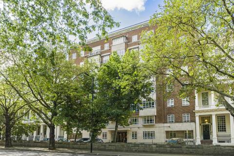 Studio to rent, Lancaster Court, London, W2