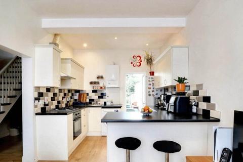 4 bedroom semi-detached house to rent, Hampton Road, Ilford