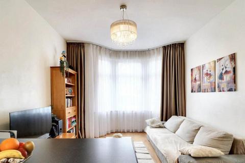4 bedroom semi-detached house to rent, Hampton Road, Ilford