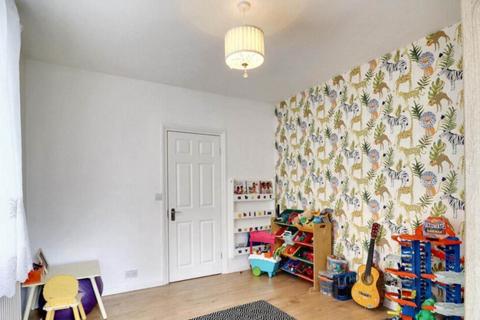 4 bedroom semi-detached house to rent, Hampton Road, Ilford