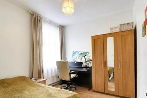 4 bedroom semi-detached house to rent, Hampton Road, Ilford