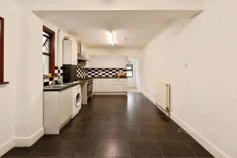 6 bedroom semi-detached house to rent, Chesterfield Road, E10