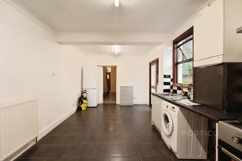 6 bedroom semi-detached house to rent, Chesterfield Road, E10