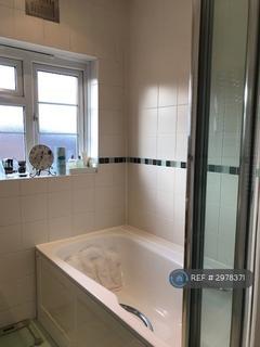2 bedroom flat to rent, Linksview, London, N2