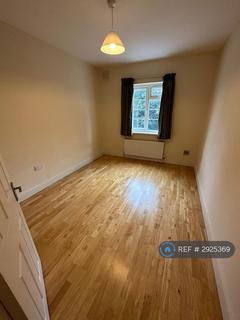 2 bedroom flat to rent, West Court, Hounslow, TW5