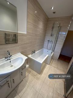 2 bedroom flat to rent, West Court, Hounslow, TW5