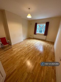 2 bedroom flat to rent, West Court, Hounslow, TW5