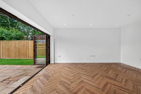 3 bedroom bungalow for sale, Gatesmead, Lovelace Gardens , Surbiton KT6