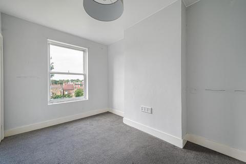 2 bedroom maisonette for sale, Canon Road, Bromley