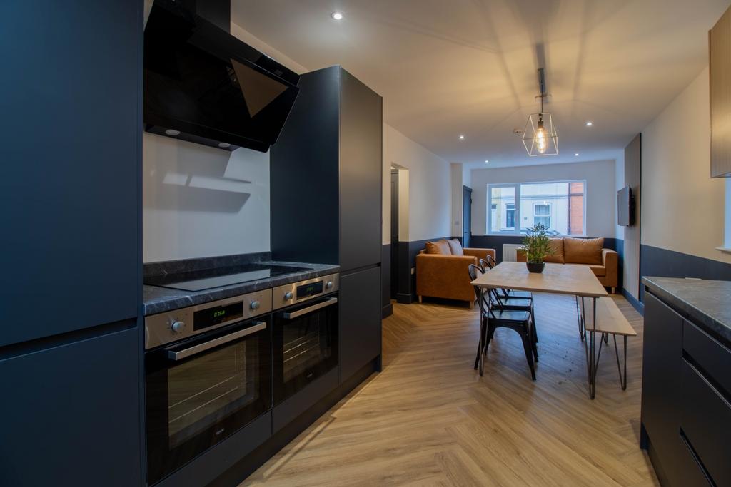 Apartment in Broxtowe, Beeston - More