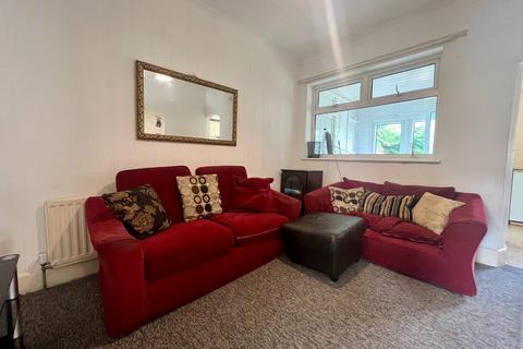 5 bedroom detached house to rent, Columbia Road, Bournemouth, Dorset, BH10