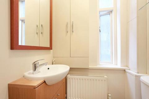 Studio to rent, Craven Terrace, London W2