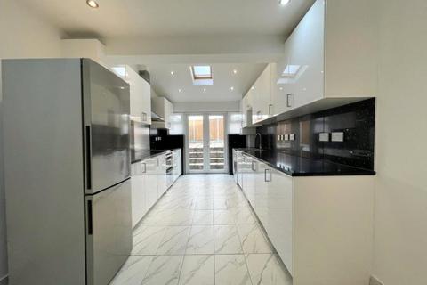 5 bedroom detached house to rent, Woodcote Avenue, London, NW7