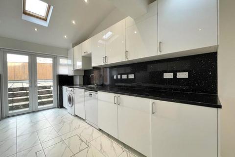 5 bedroom detached house to rent, Woodcote Avenue, London, NW7