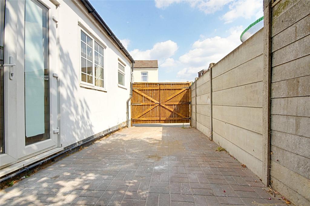 House in Edmonton - View 3