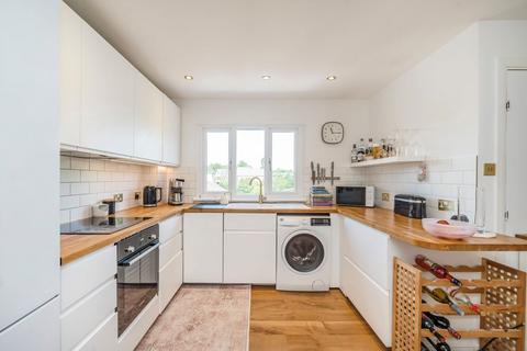 2 bedroom flat to rent, Park Court, London SE26